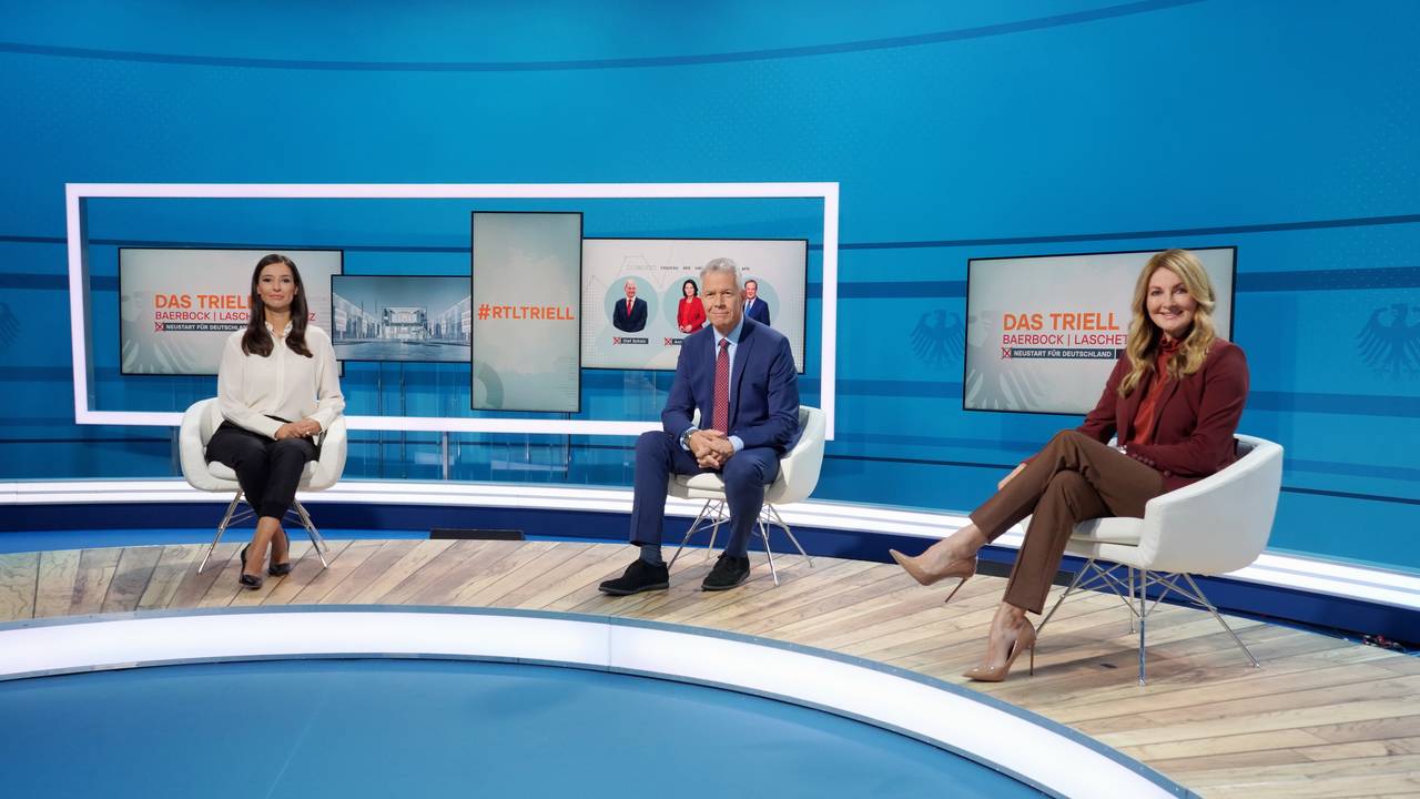 Pinar Atalay (l.), Peter Kloeppel und Moderatorin Frauke Ludowig sprachen in „Das Triell: Die Analyse - Talkrunde mit prominenten Gästen“ im Anschluss an den Dreikampf mit zahlreichen Gästen. Dabei kam es zu einem peinlichen Fauxpas.