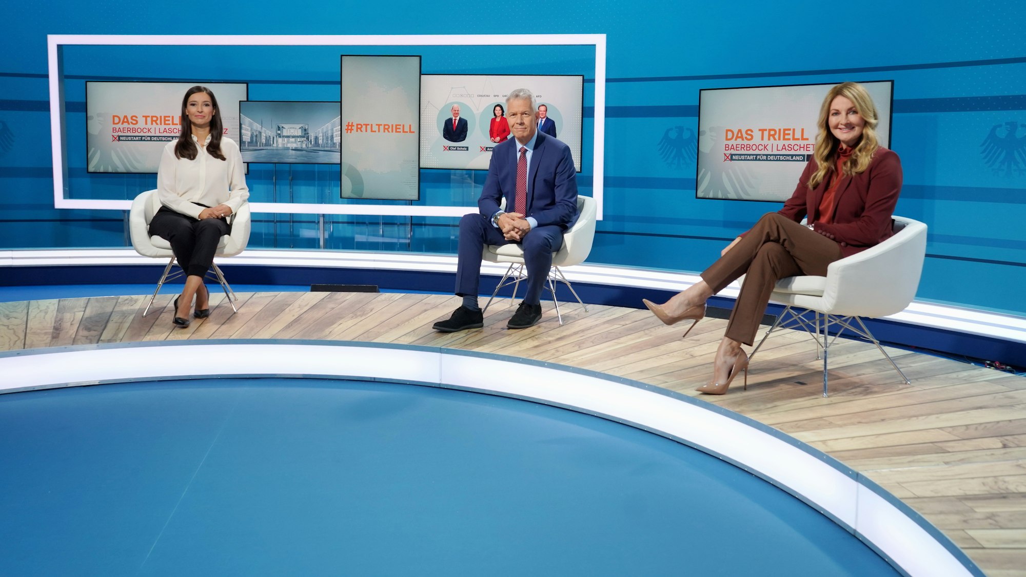 Pinar Atalay (l.), Peter Kloeppel und Moderatorin Frauke Ludowig sprachen in „Das Triell: Die Analyse - Talkrunde mit prominenten Gästen“ im Anschluss an den Dreikampf mit zahlreichen Gästen. Dabei kam es zu einem peinlichen Fauxpas.