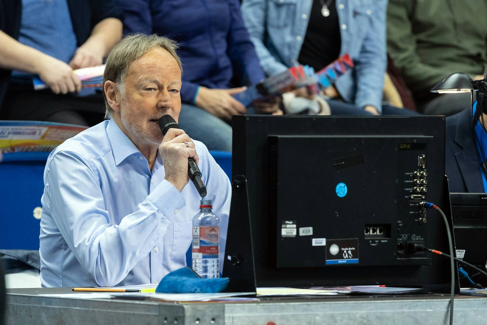 Wolf-Dieter Poschmann moderiert eine Sportveranstaltung in Berlin.