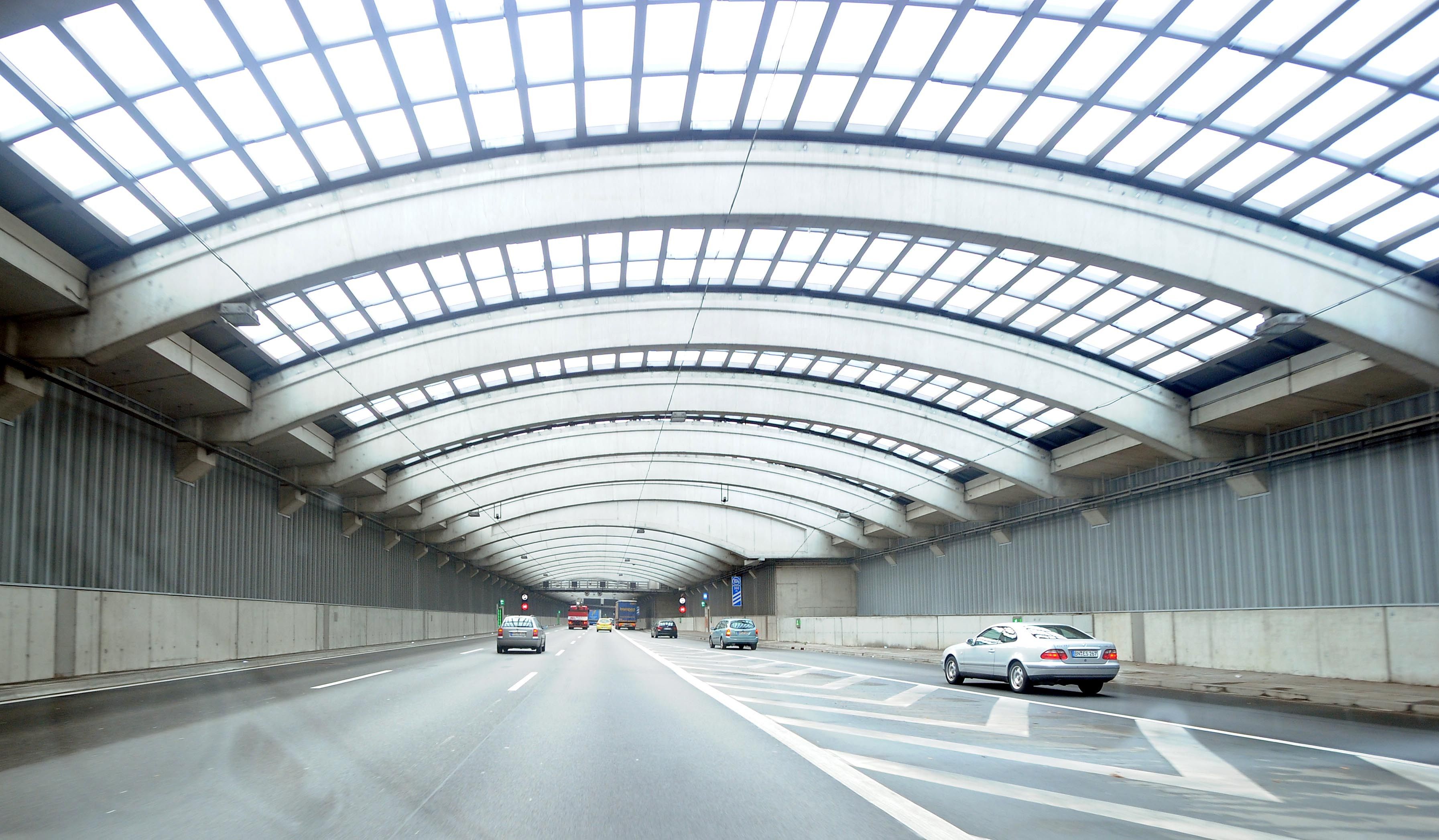 Der Lärmschutztunnels über der Autobahn A1 in Köln-Lövenich.