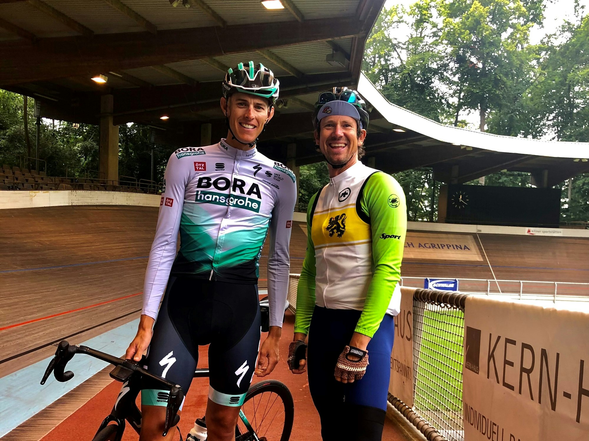 Radprofi Nils Politt mit Uwe Bödeker in Köln.