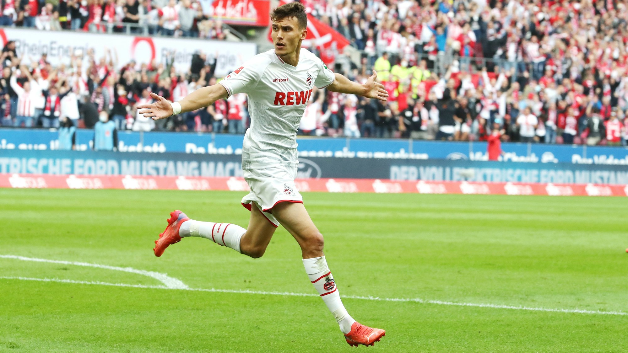 Dejan Ljubicic breitet beim Torjubel die Arme aus.