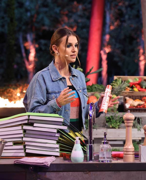Profi-Koch Steffen Henssler und Moderatorin Laura Wontorra unterhalten sich beim Sommer-Special von Grill den Henssler.