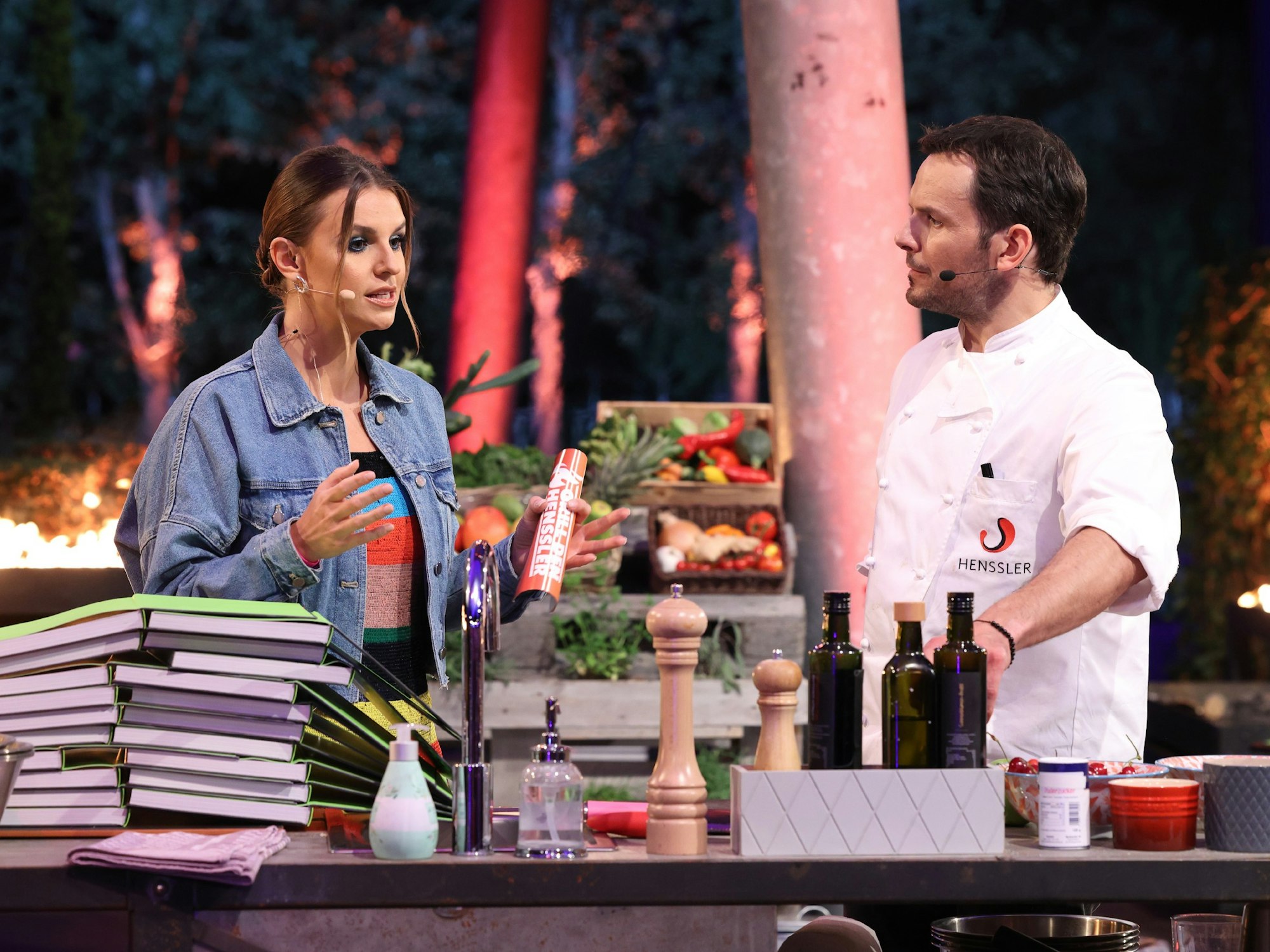 Profi-Koch Steffen Henssler und Moderatorin Laura Wontorra unterhalten sich beim Sommer-Special von Grill den Henssler.