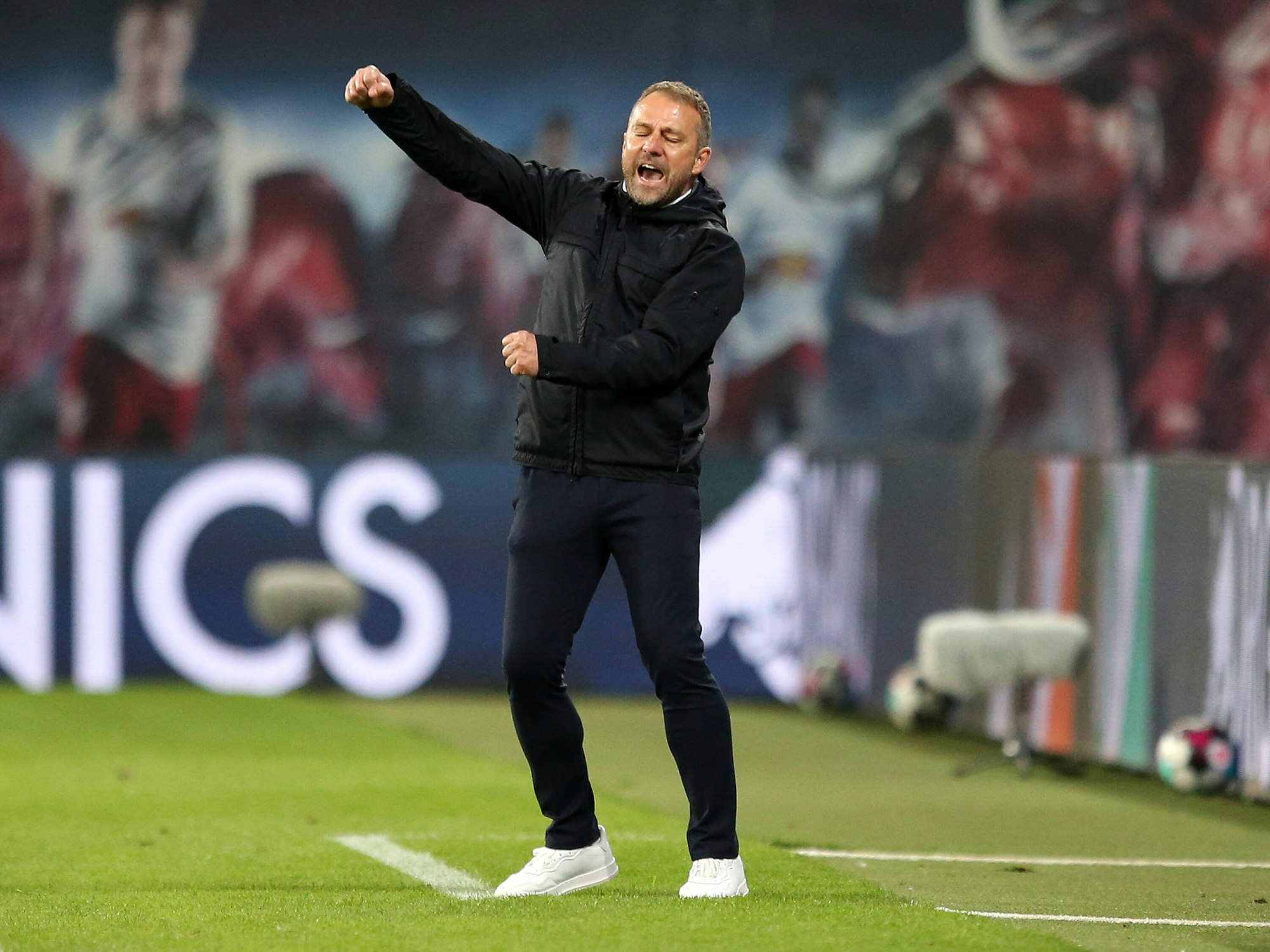 Hansi Flick ballt die Hand zur Faust und jubelt mit geschlossenen Aufen