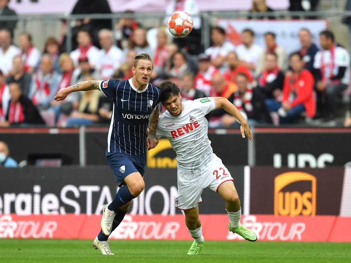 Sebastian Polter (VfL Bochum) und Jorge Meré (1. FC Köln) kämpfen um den Ball.
