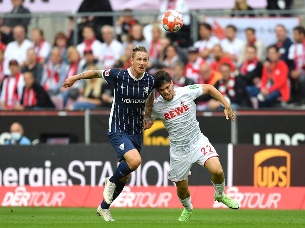 Sebastian Polter (VfL Bochum) und Jorge Meré (1. FC Köln) kämpfen um den Ball.