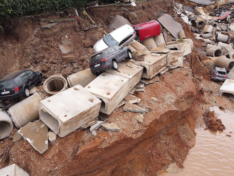 Erftstadt: Autos liegen nach der Flutkatastrophe in einem ausgespültem Teil des Ortsteils Blessem in Erftstadt.
