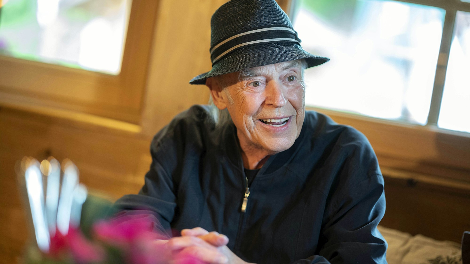 Von nun an wird man Tony Marshall nur noch mit seinen natürlichen Haaren, sowie einem Hut sehen.