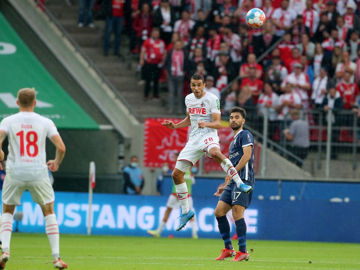 Ellyes Skhiri vom 1. FC Köln köpft.