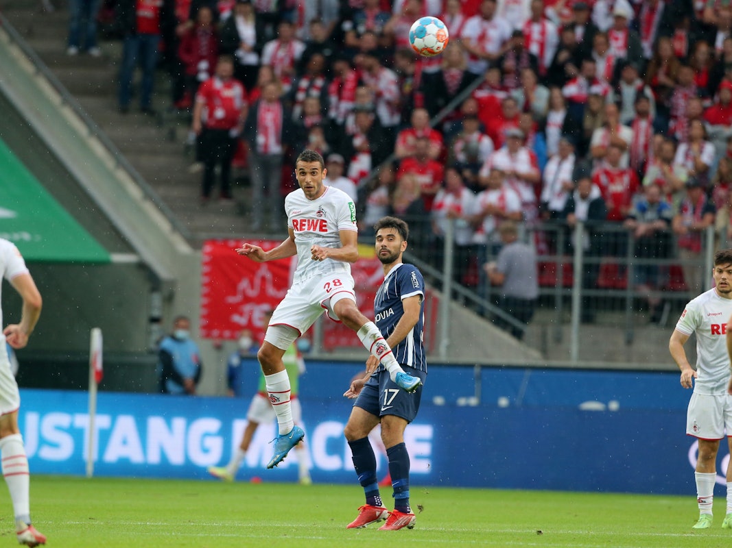 Ellyes Skhiri vom 1. FC Köln köpft.