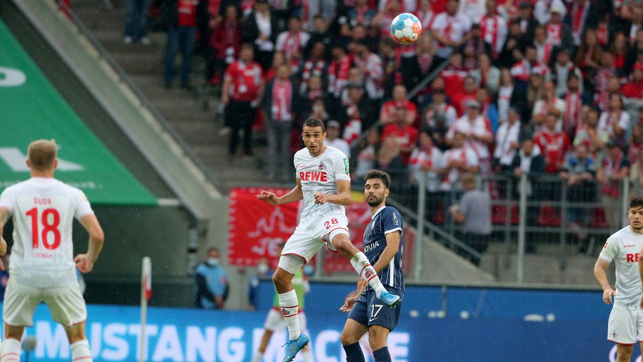 Ellyes Skhiri vom 1. FC Köln köpft.