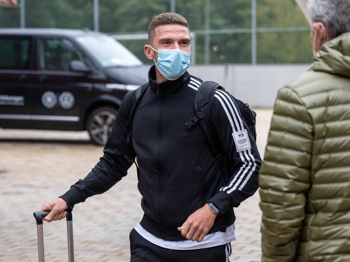Robin Gosens kommt mit Mundschutz am Hotel der Nationalmannschaft an.