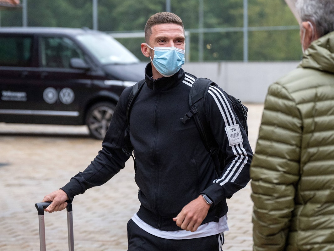 Robin Gosens kommt mit Mundschutz am Hotel der Nationalmannschaft an.