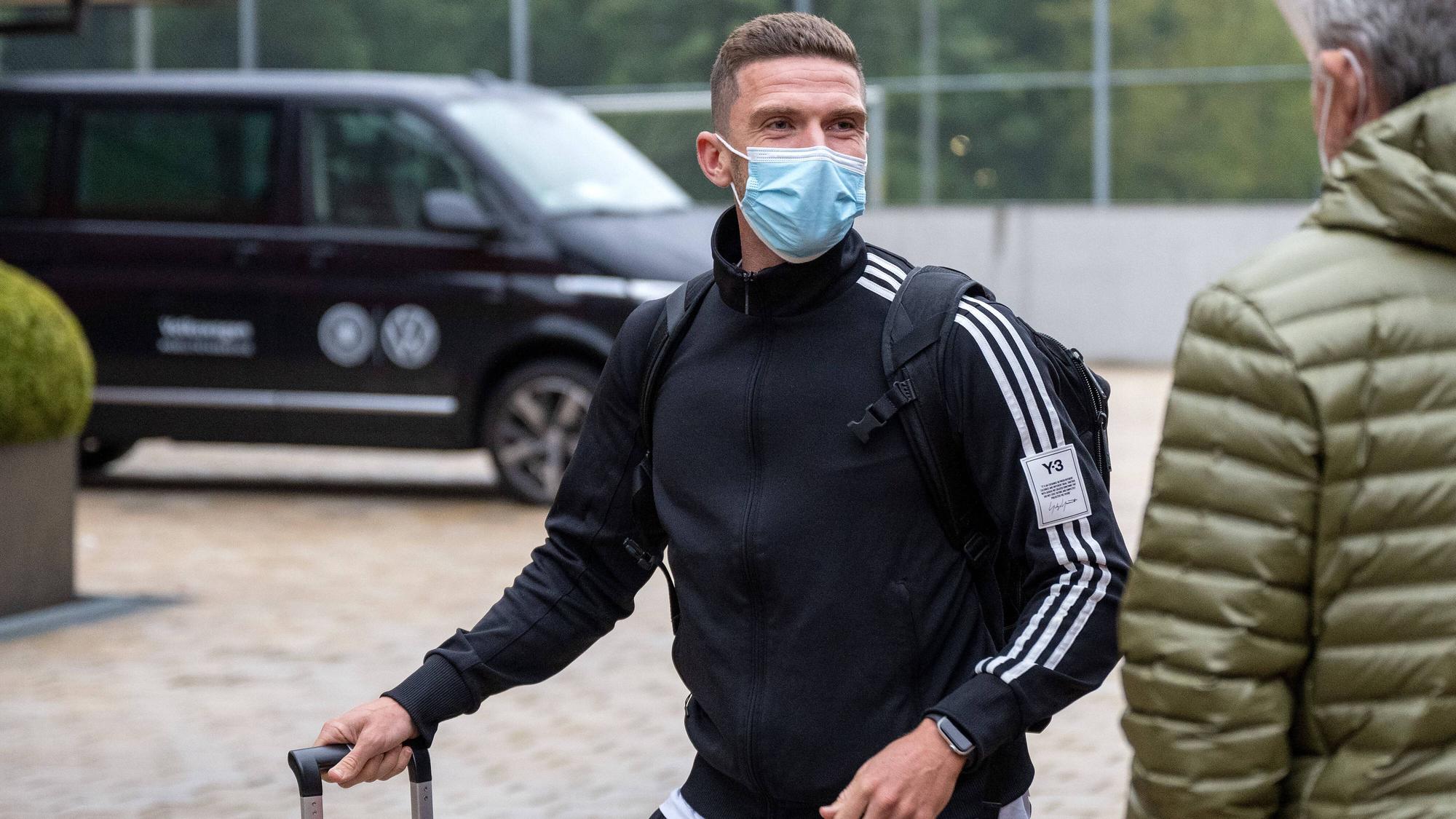 Robin Gosens kommt mit Mundschutz am Hotel der Nationalmannschaft an.
