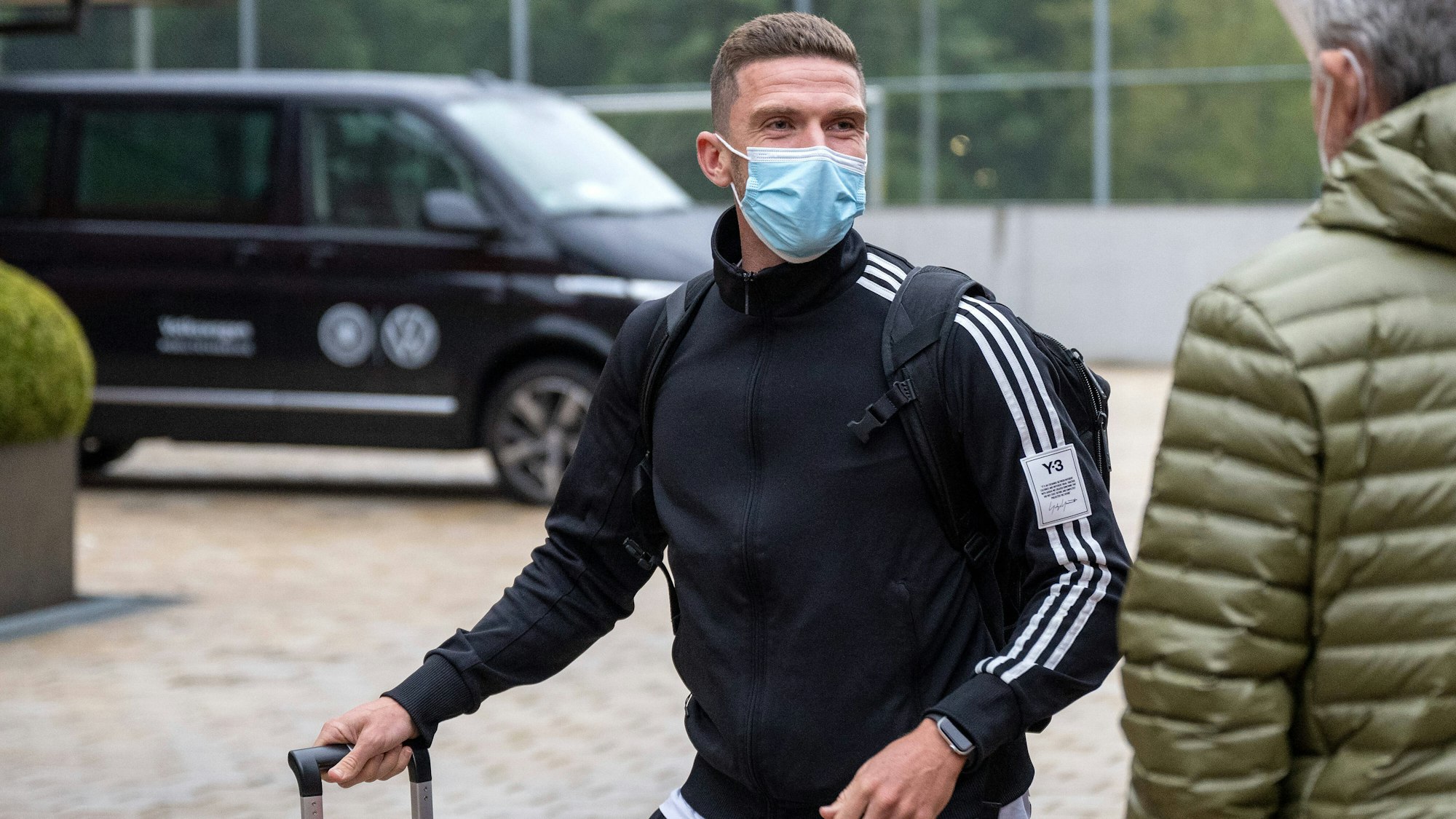 Robin Gosens kommt mit Mundschutz am Hotel der Nationalmannschaft an.