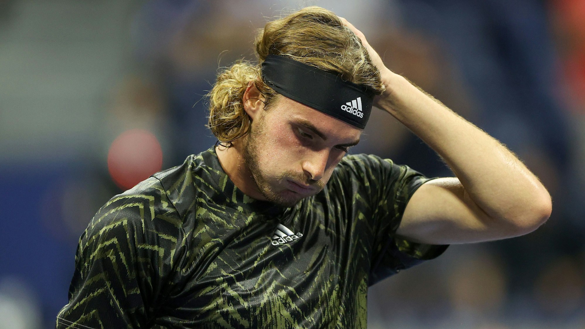 Stefanos Tsitsipas atmet tief durch