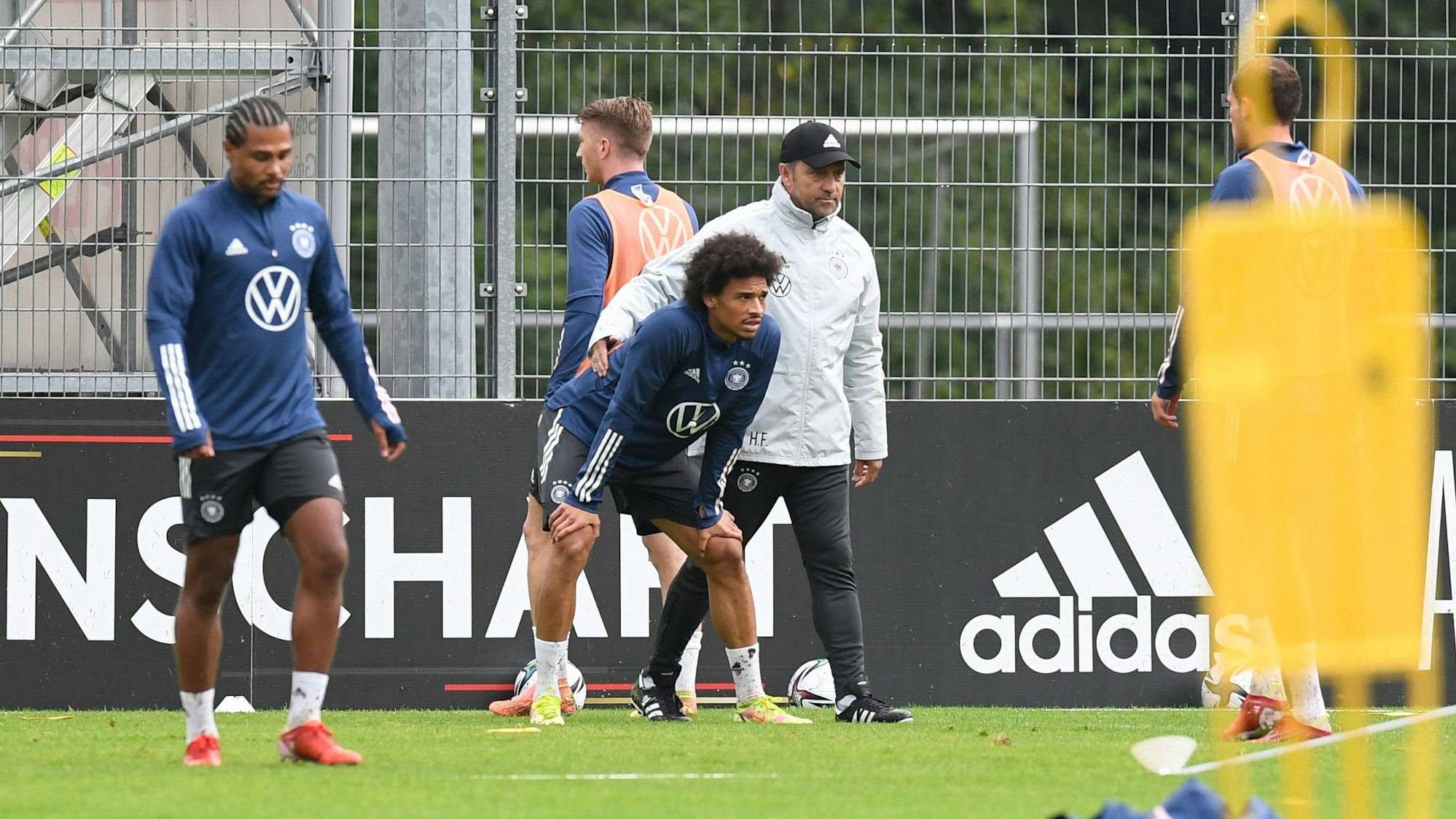 Hansi Flick, Serge Gnabry und Leroy Sané beim Training der Nationalmannschaft.