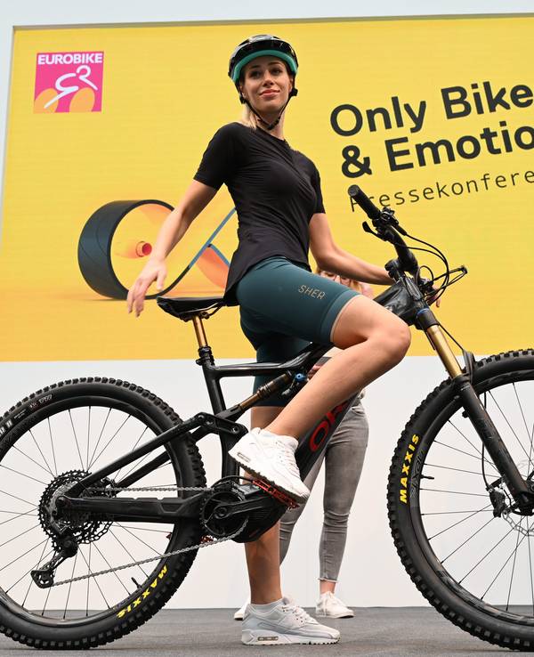Extra für Frauen wurde die Fahrradhose Forza von Sher entwickelt. Sie besitzt im Rückenbereich einen Reißverschluss. Wer unterwegs mal muss, verliert bei der Pipi-Pause keine Zeit. Das Produkt wird am 31. August 2021 vorab auf der Eurobike in Friedrichshafen präsentiert.