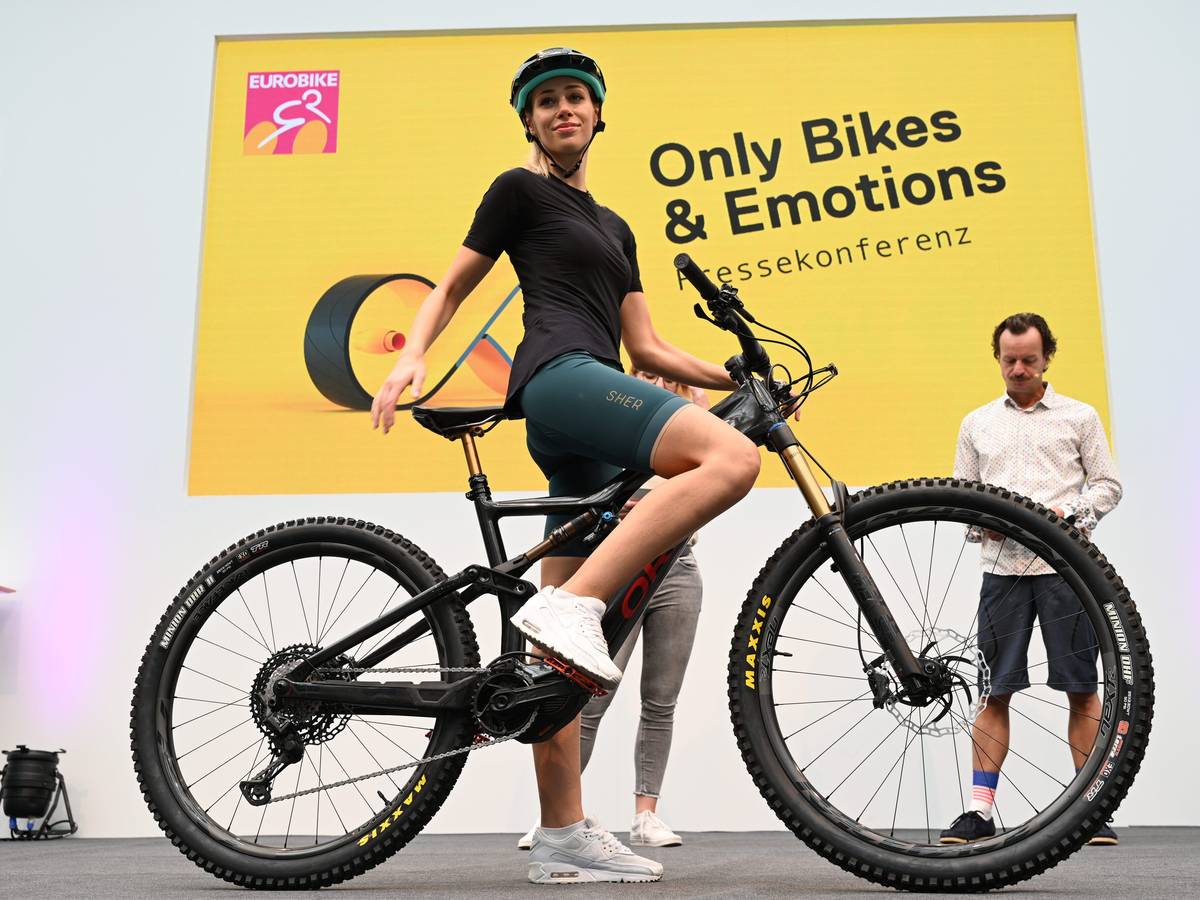 Extra für Frauen wurde die Fahrradhose Forza von Sher entwickelt. Sie besitzt im Rückenbereich einen Reißverschluss. Wer unterwegs mal muss, verliert bei der Pipi-Pause keine Zeit. Das Produkt wird am 31. August 2021 vorab auf der Eurobike in Friedrichshafen präsentiert.