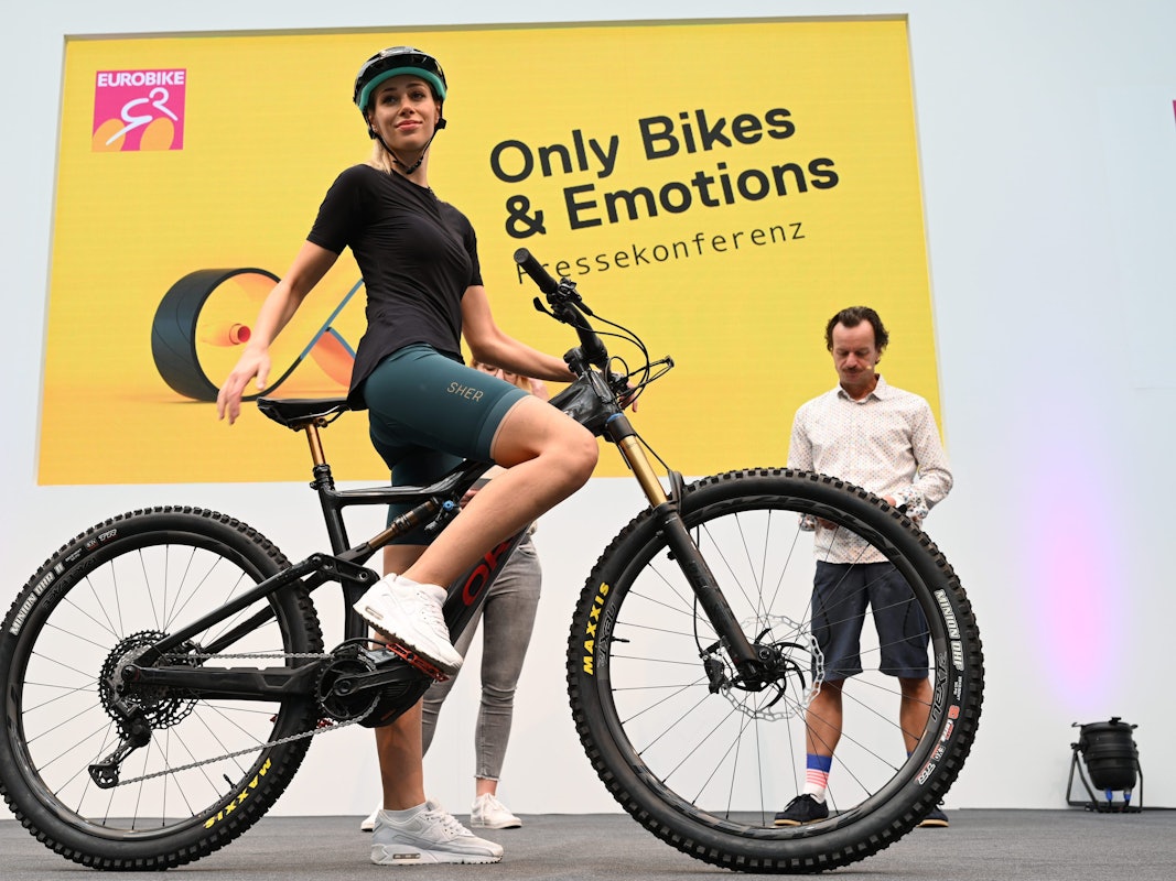 Extra für Frauen wurde die Fahrradhose Forza von Sher entwickelt. Sie besitzt im Rückenbereich einen Reißverschluss. Wer unterwegs mal muss, verliert bei der Pipi-Pause keine Zeit. Das Produkt wird am 31. August 2021 vorab auf der Eurobike in Friedrichshafen präsentiert.