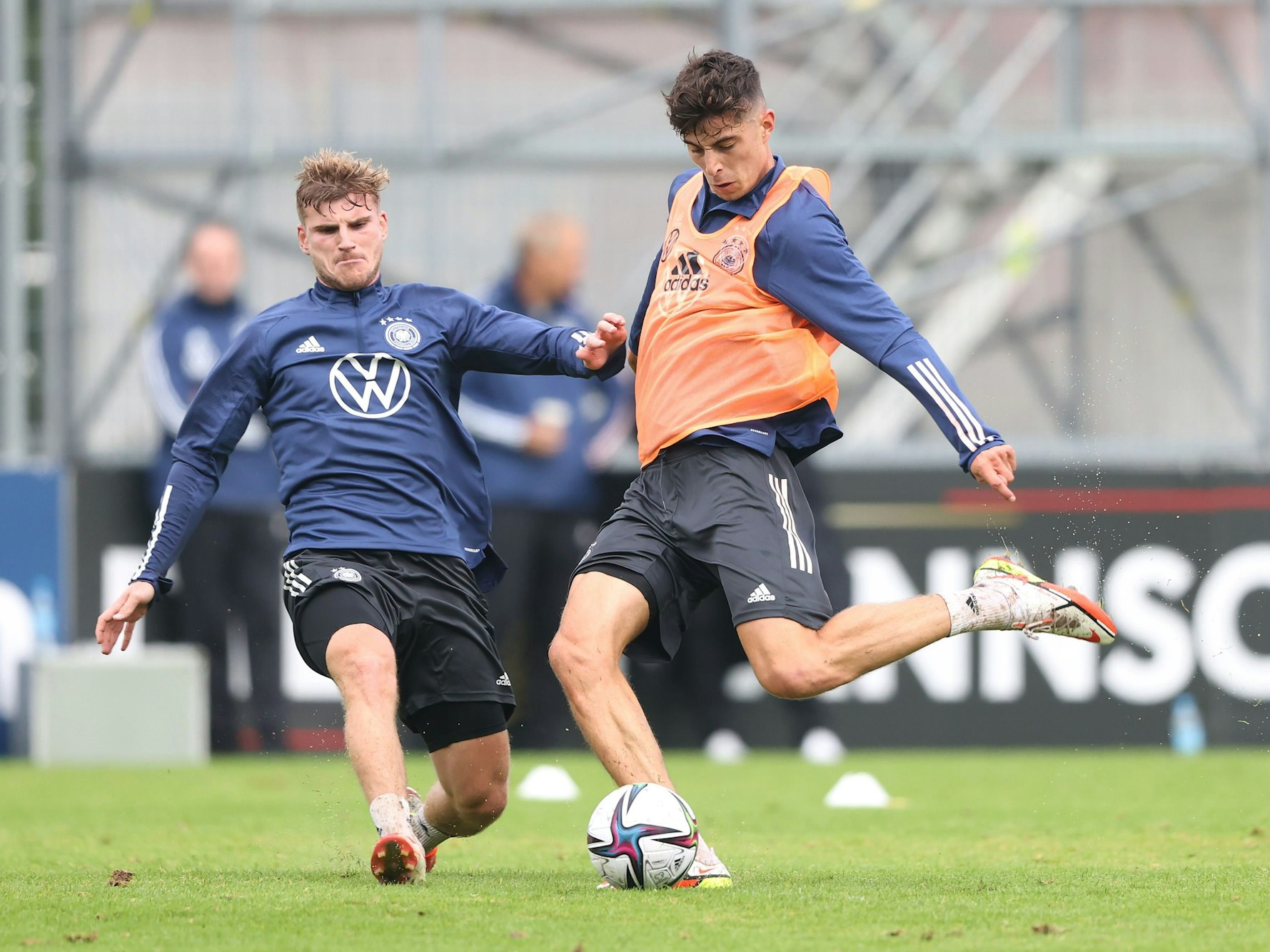 Kai Havertz und Timo Werner kämpfen um den Ball beim Training.