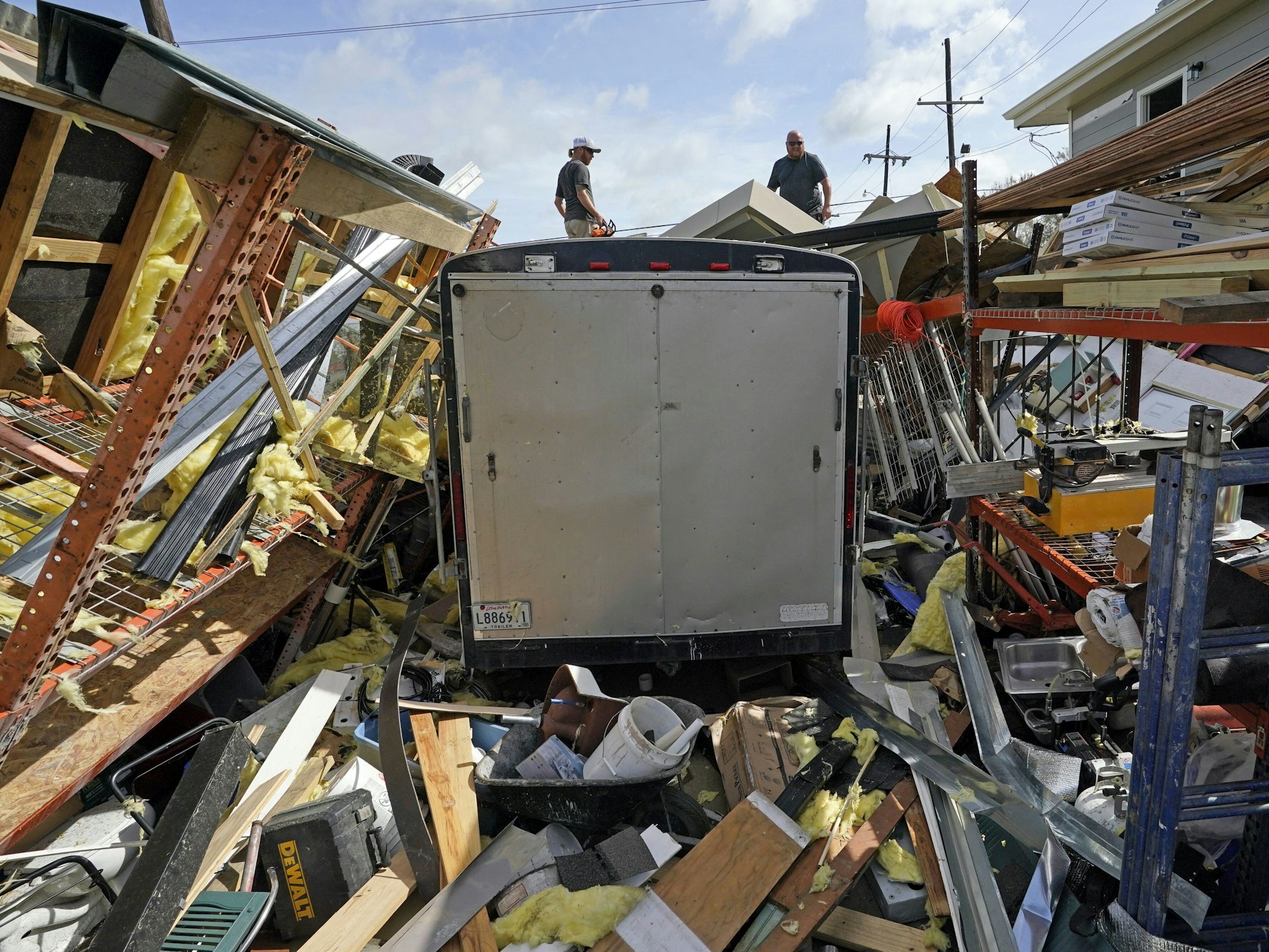 Jacob und Jeremy Hodges stehen mitten in den Trümmern ihres Geschäftes.