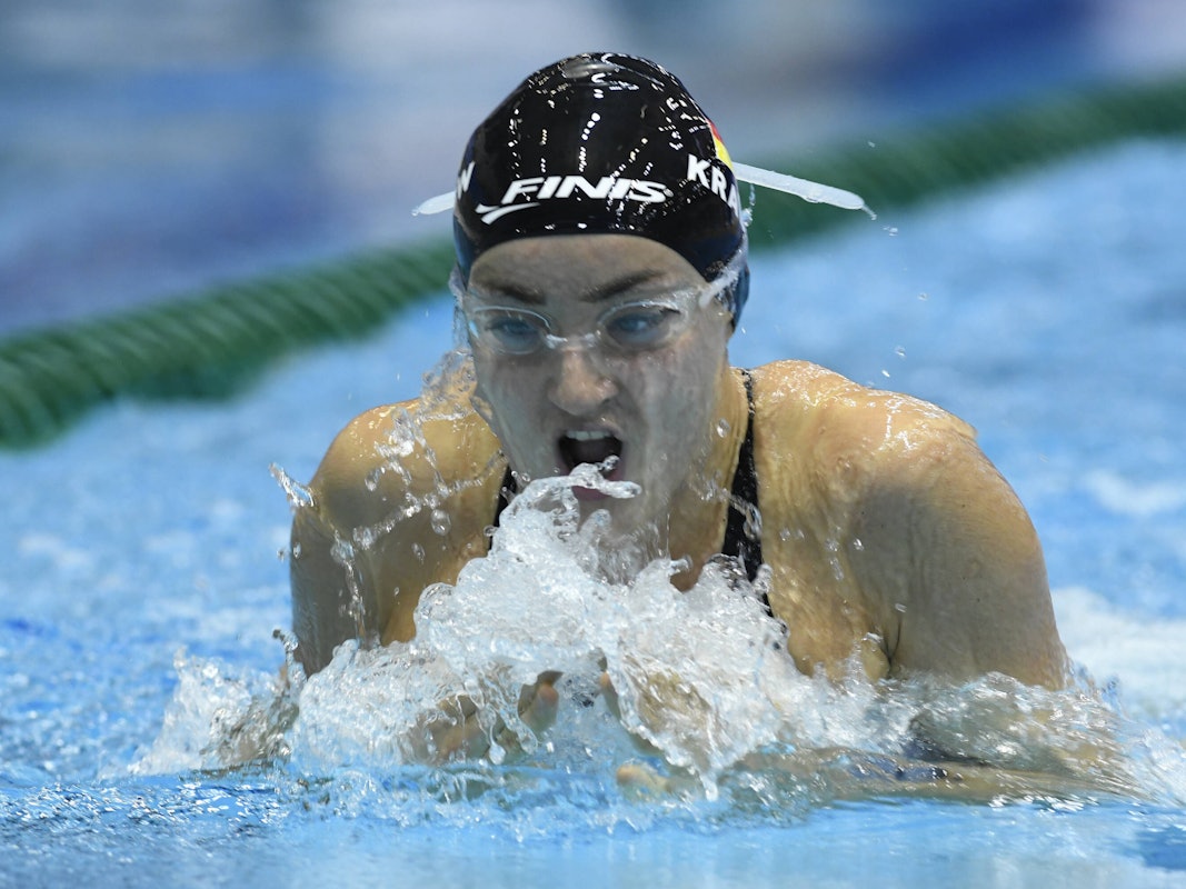 Die deutsche Para-Schwimmerin Elena Krawzow im Wasser