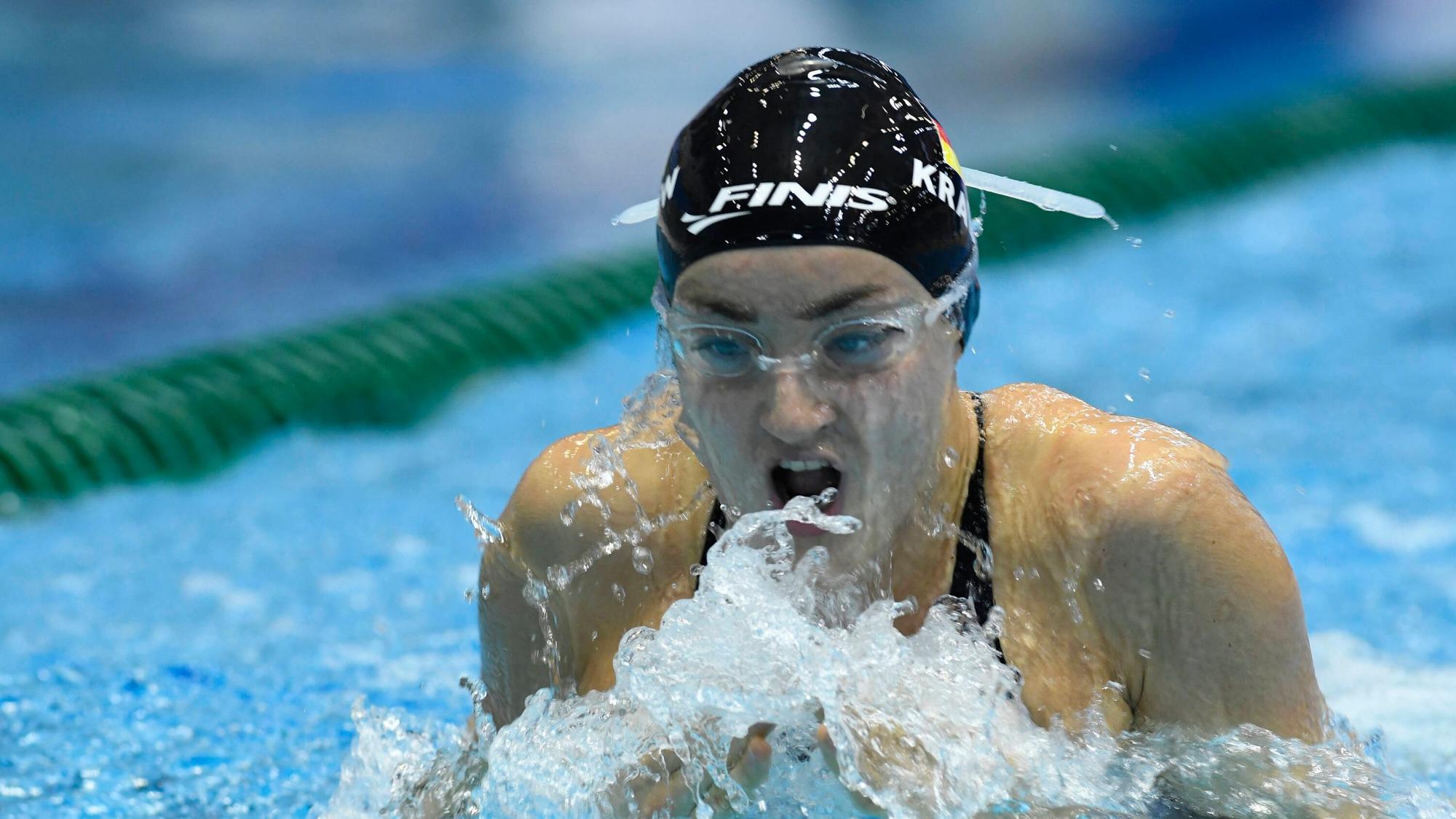 Die deutsche Para-Schwimmerin Elena Krawzow im Wasser