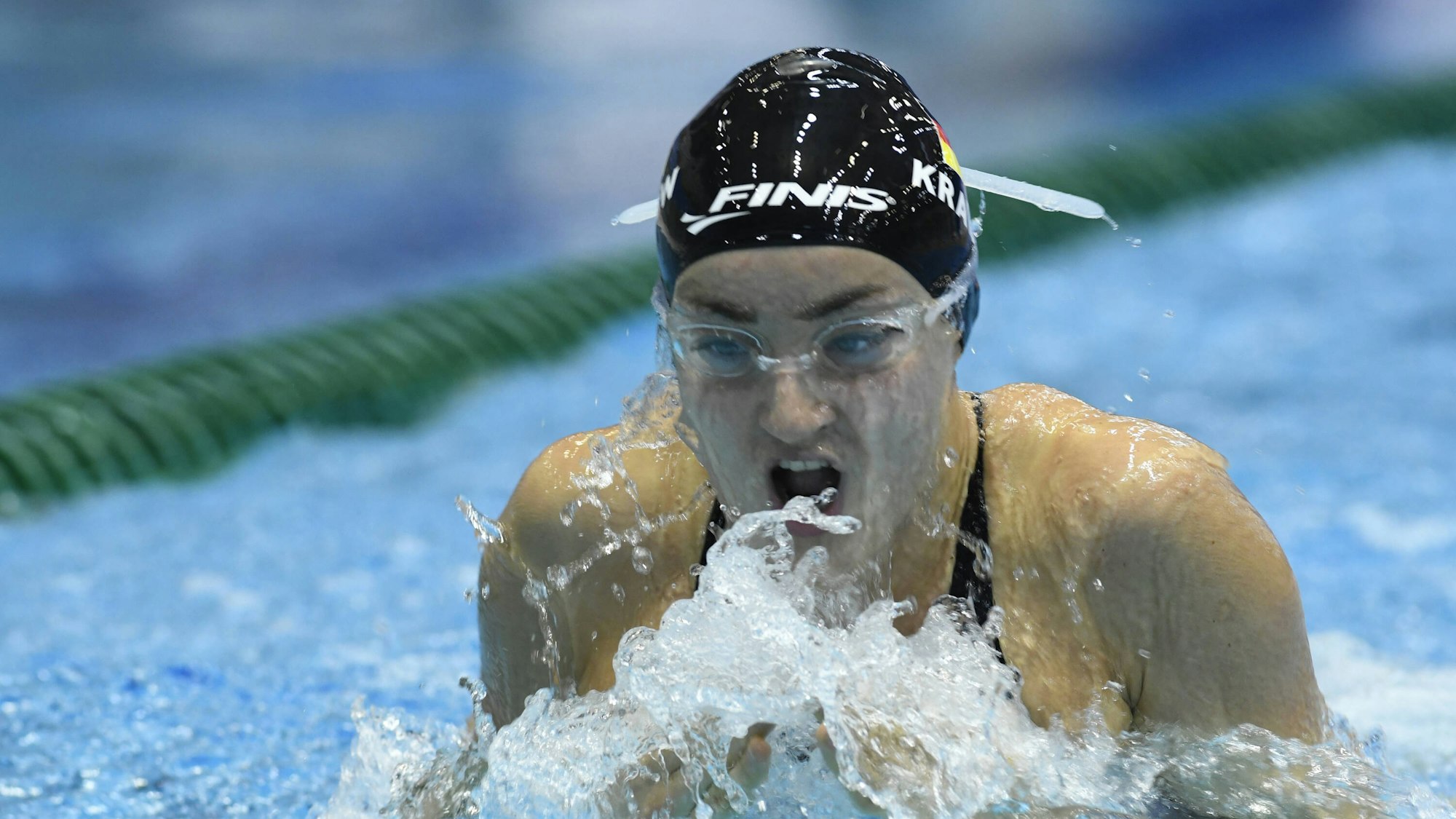 Die deutsche Para-Schwimmerin Elena Krawzow im Wasser