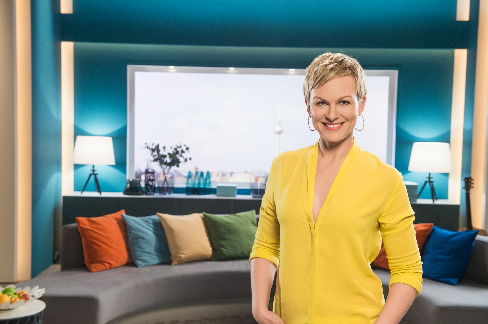Karen Heinrichs steht im Sat.1-„Frühstücksfernsehen“ Kulisse und lächelt in die Kamera. Das Pressefoto wurde am 31.08.2021 von der Sat.1-Presseseite heruntergeladen.