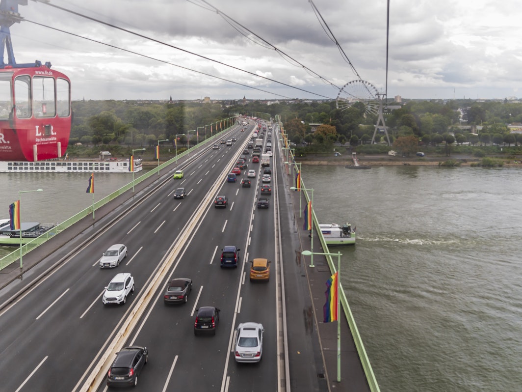 Seilbahn über der Zoobrücke in Köln.