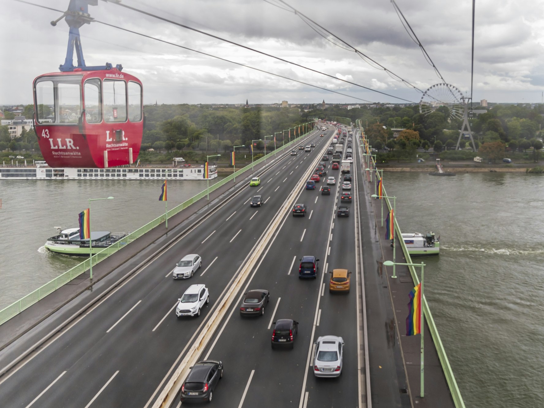 Seilbahn über der Zoobrücke in Köln.