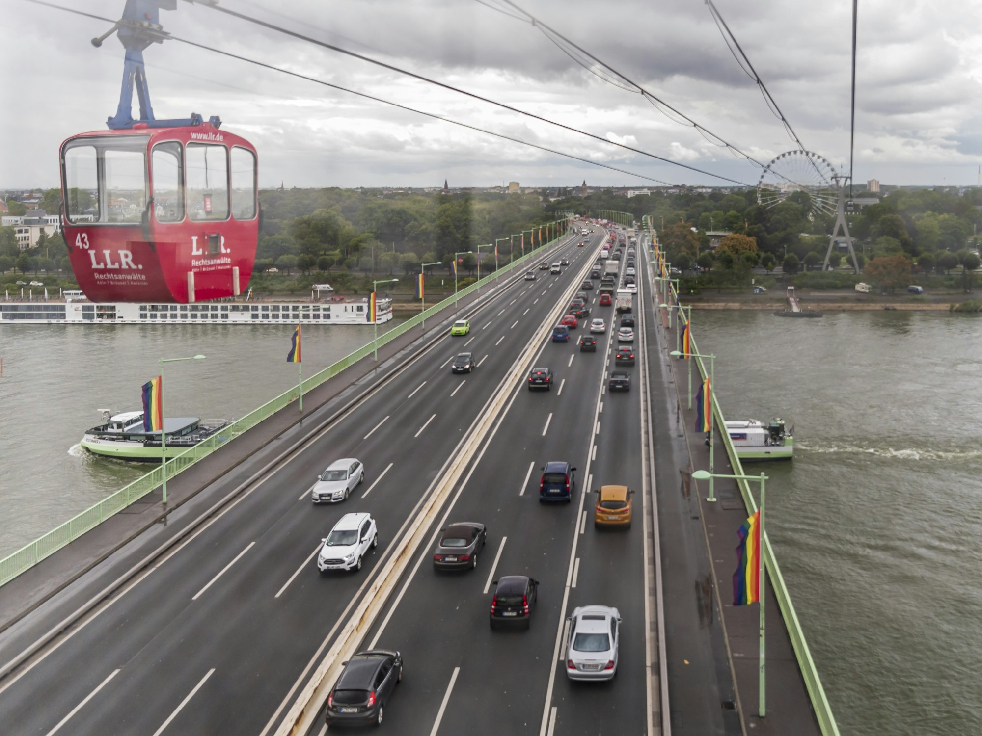 Seilbahn über der Zoobrücke in Köln.