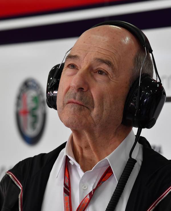 Peter Sauber schaut während des Spanien-Grand-Prix 2018 auf einen Monitor.