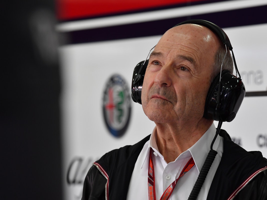 Peter Sauber schaut während des Spanien-Grand-Prix 2018 auf einen Monitor.