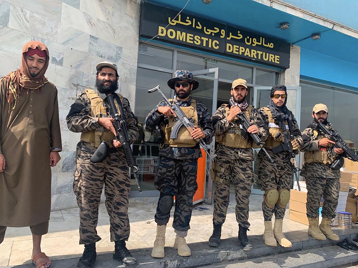 Kämpfer der Taliban stehen nach dem Abzug der USA auf dem internationalen Flughafen Hamid Karzai. Mit dem Abzug der letzten US-Soldaten vom Flughafen Kabul haben die Vereinigten Staaten den Militäreinsatz in Afghanistan nach fast 20 Jahren beendet.