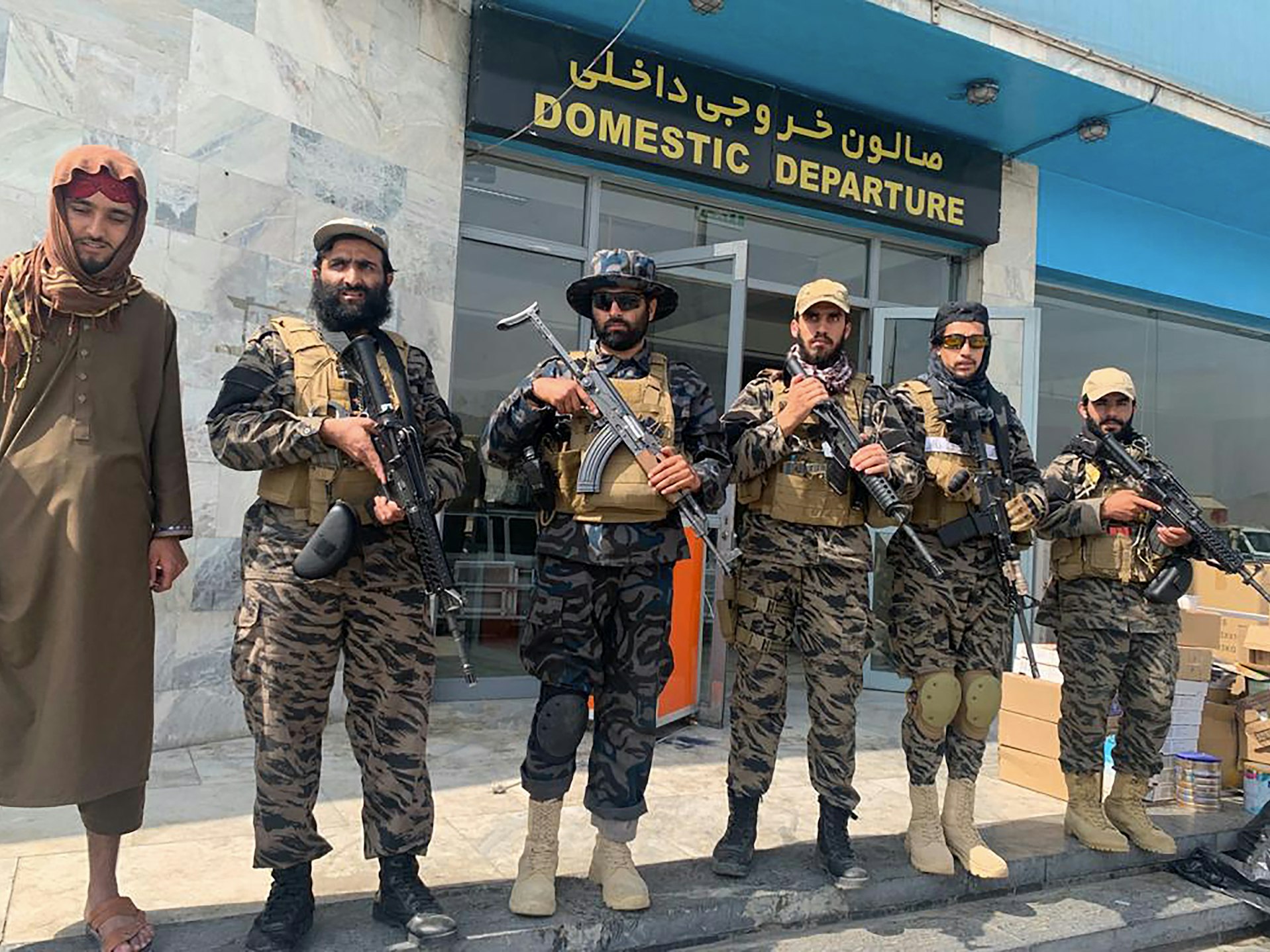 Kämpfer der Taliban stehen nach dem Abzug der USA auf dem internationalen Flughafen Hamid Karzai. Mit dem Abzug der letzten US-Soldaten vom Flughafen Kabul haben die Vereinigten Staaten den Militäreinsatz in Afghanistan nach fast 20 Jahren beendet.