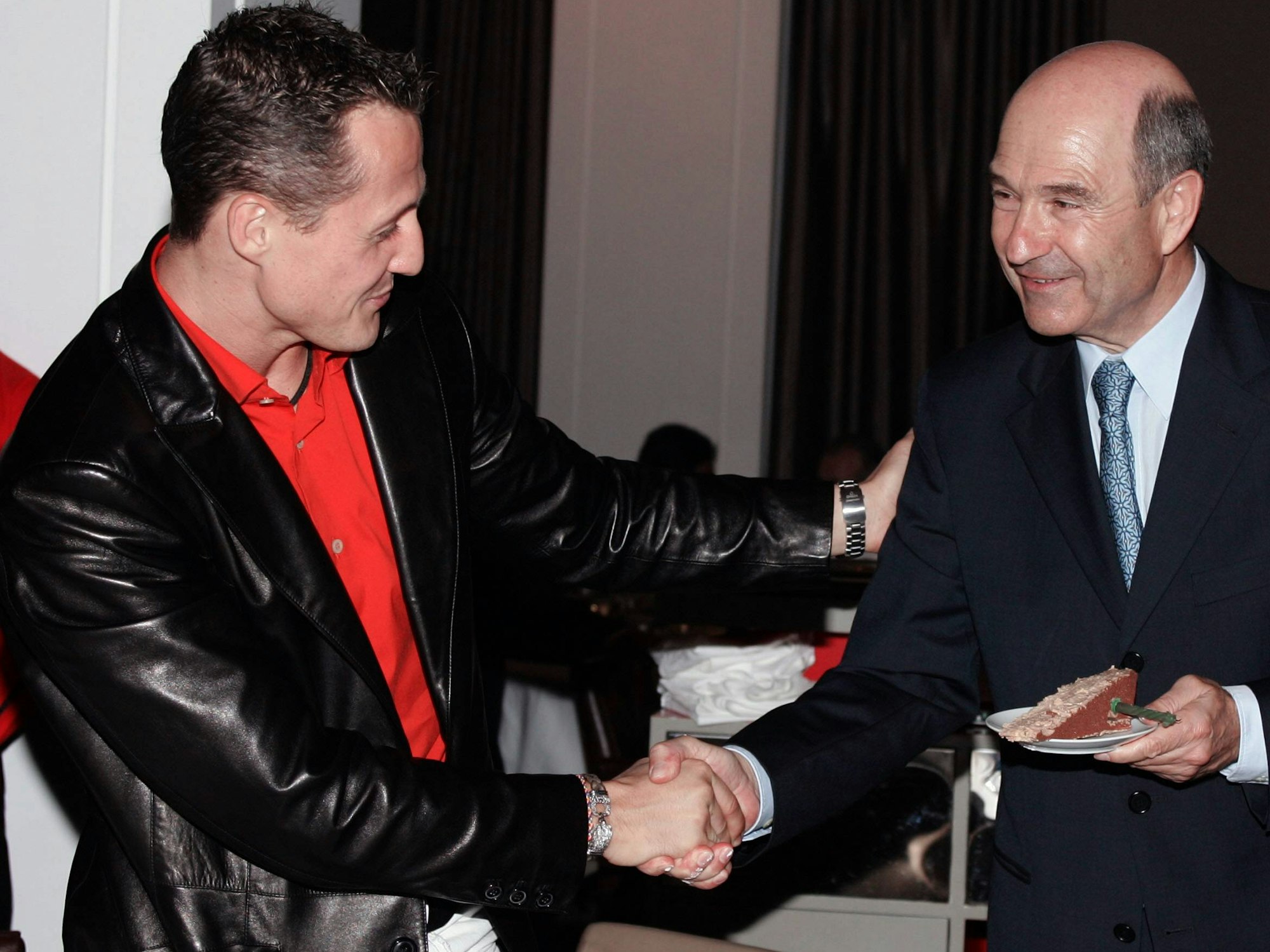 Williams-Teamchef Peter Sauber wird bei seinem persönlichen Ausscheiden aus der Formel 1 von Michael Schumacher verabschiedet.