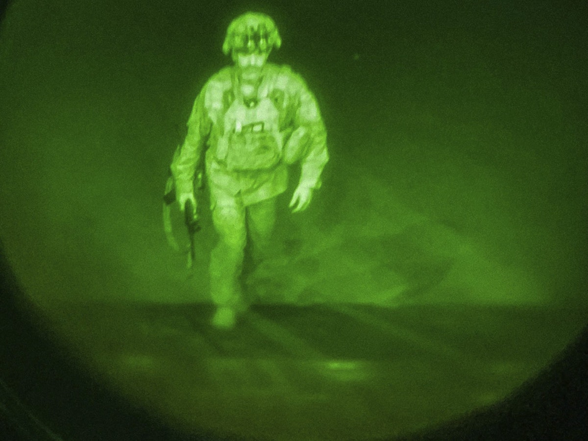 Auf dem Bild, das durch ein Nachtsichtgerät aufgenommen und vom US-Zentralkommando zur Verfügung gestellt wurde, besteigt Generalmajor Chris Donahue, Kommandeur der 82. Luftlandedivision der US-Armee, XVIII. Luftlandekorps, ein C-17-Frachtflugzeug auf dem Hamid Karzai International Airport in Kabul, Afghanistan, am Montag, den 30. August 2021, als letztes amerikanisches Mitglied der Streitkräfte, das Afghanistan verlässt.