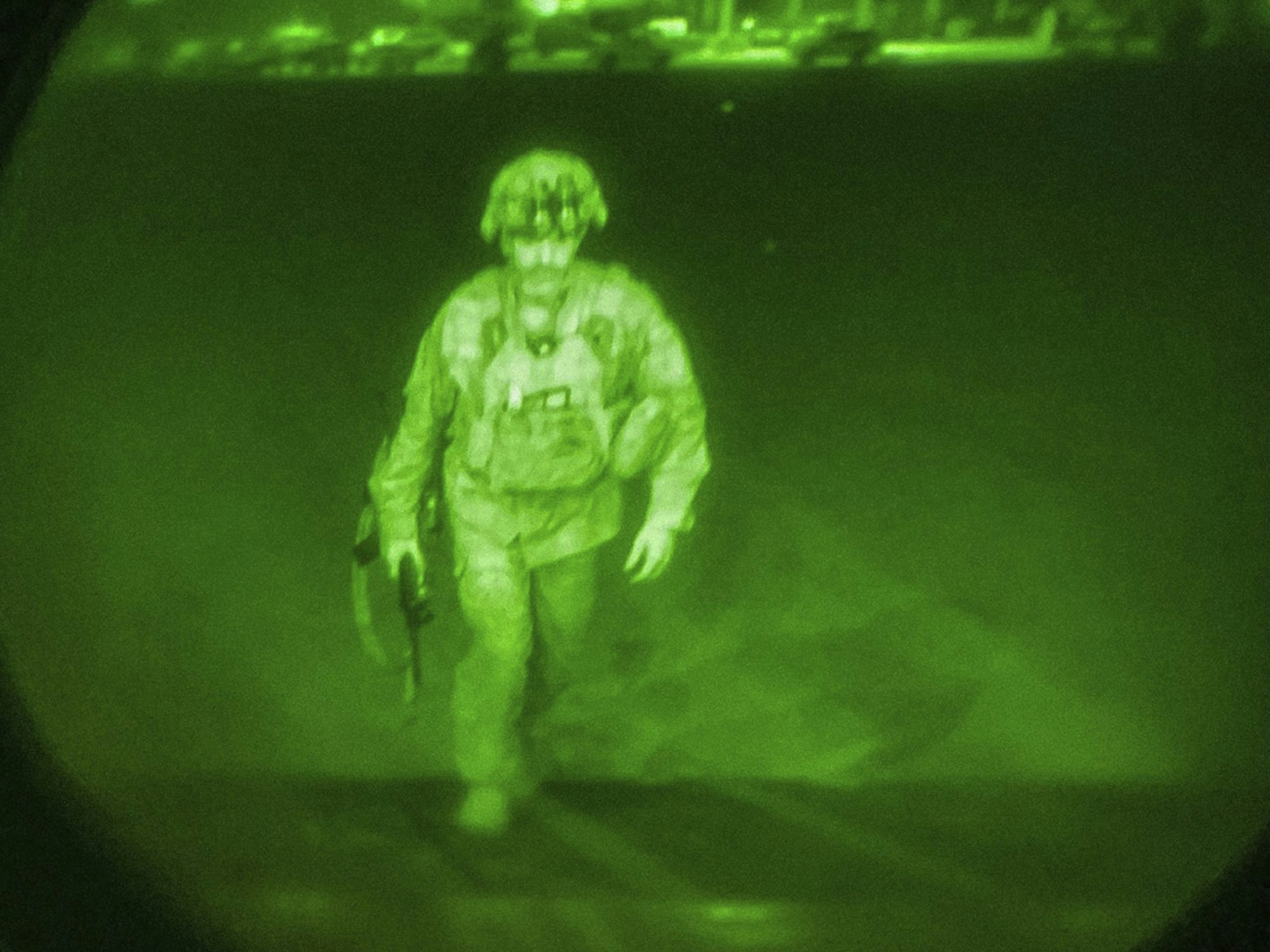 Auf dem Bild, das durch ein Nachtsichtgerät aufgenommen und vom US-Zentralkommando zur Verfügung gestellt wurde, besteigt Generalmajor Chris Donahue, Kommandeur der 82. Luftlandedivision der US-Armee, XVIII. Luftlandekorps, ein C-17-Frachtflugzeug auf dem Hamid Karzai International Airport in Kabul, Afghanistan, am Montag, den 30. August 2021, als letztes amerikanisches Mitglied der Streitkräfte, das Afghanistan verlässt.