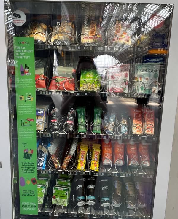 Vegan, Bio, fast abgelaufen: Im „Rettomat“ gibt es zahlreiche Snacks für Reisende. Der Automat informiert außerdem über das Problem der Lebensmittelverschwendung.
