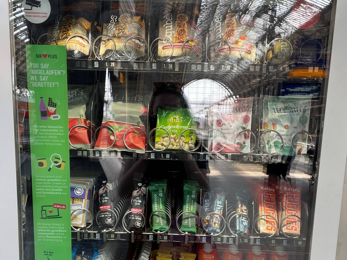 Vegan, Bio, fast abgelaufen: Im „Rettomat“ gibt es zahlreiche Snacks für Reisende. Der Automat informiert außerdem über das Problem der Lebensmittelverschwendung.