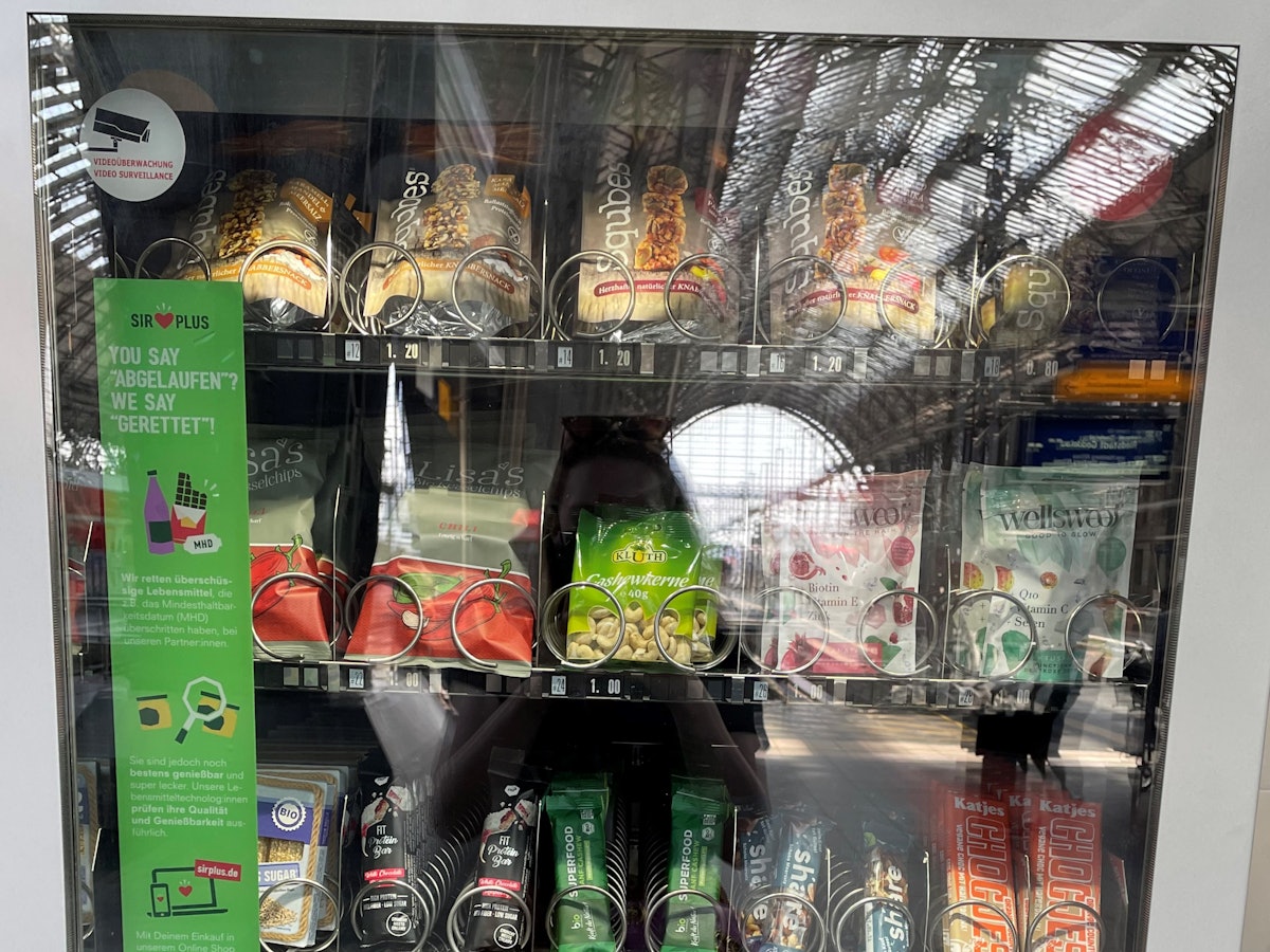 Vegan, Bio, fast abgelaufen: Im „Rettomat“ gibt es zahlreiche Snacks für Reisende. Der Automat informiert außerdem über das Problem der Lebensmittelverschwendung.