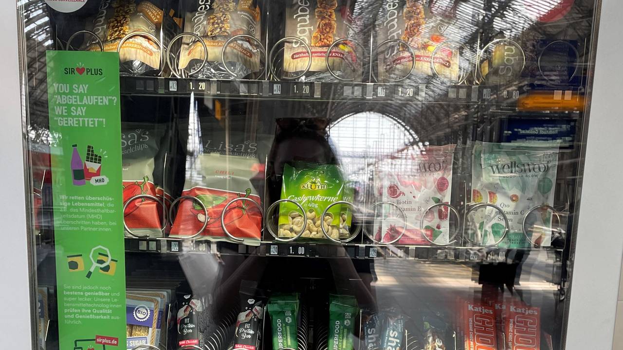 Vegan, Bio, fast abgelaufen: Im „Rettomat“ gibt es zahlreiche Snacks für Reisende. Der Automat informiert außerdem über das Problem der Lebensmittelverschwendung.