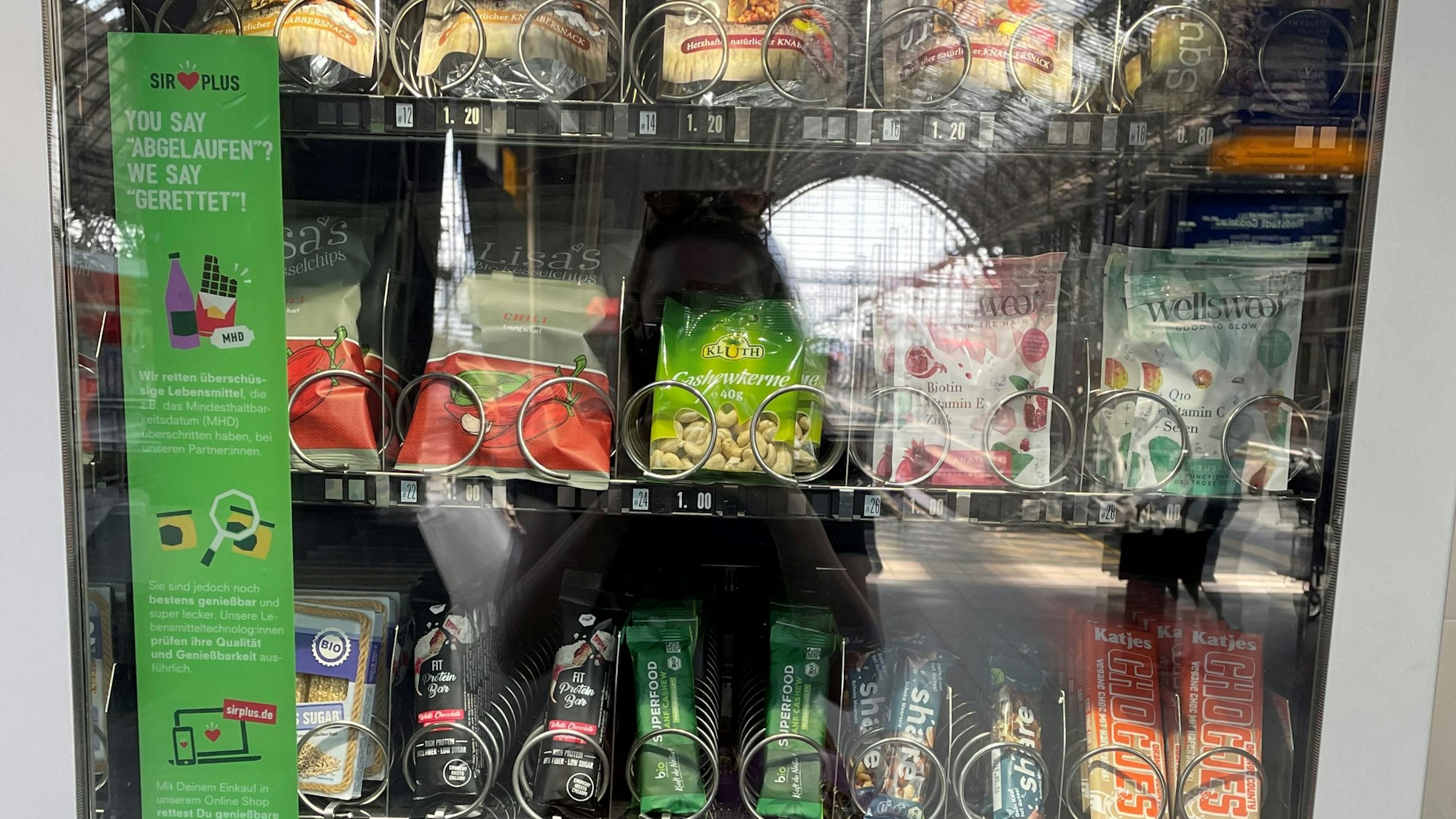 Vegan, Bio, fast abgelaufen: Im „Rettomat“ gibt es zahlreiche Snacks für Reisende. Der Automat informiert außerdem über das Problem der Lebensmittelverschwendung.