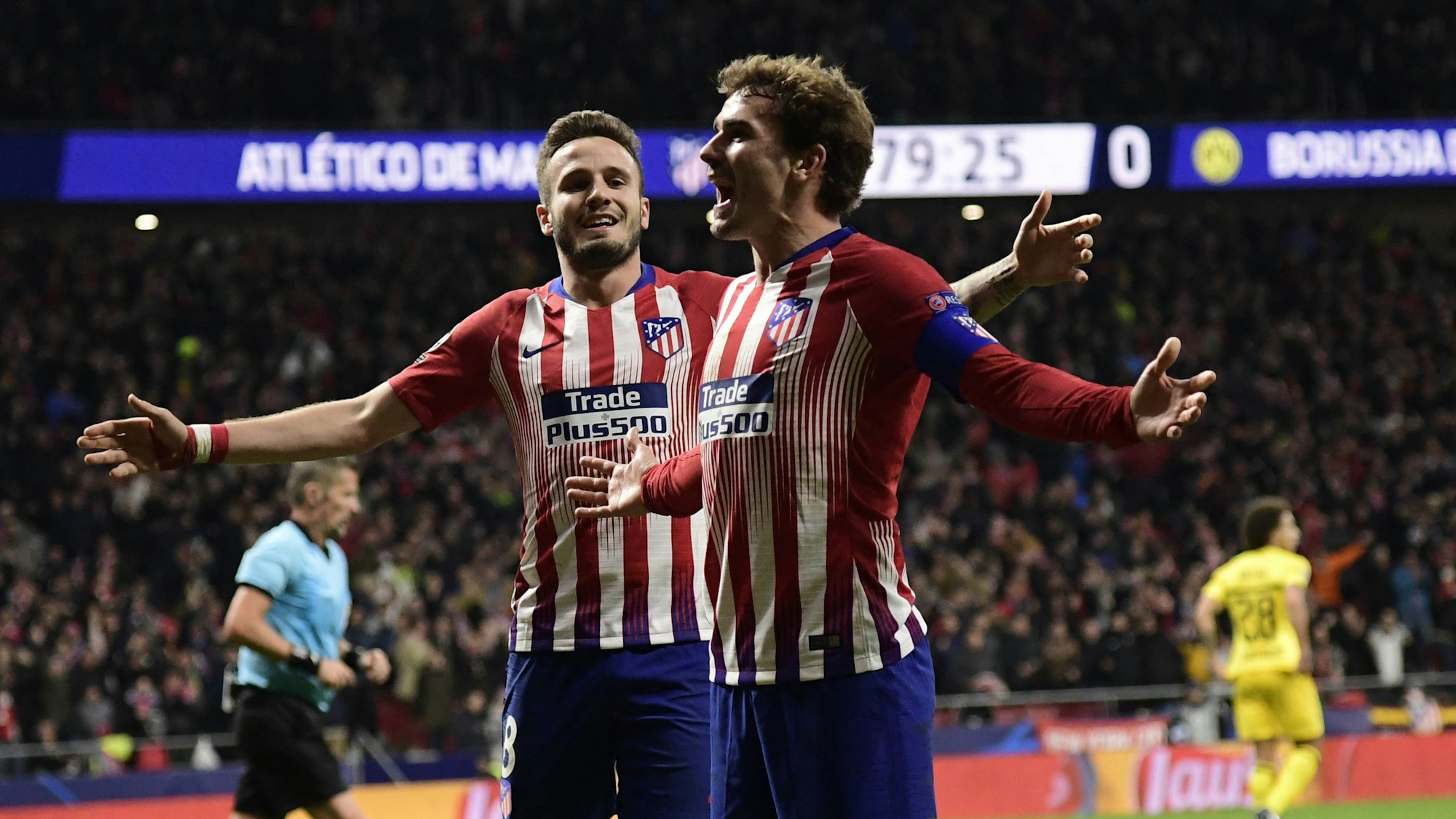 Saúl Ñíguez (l.) und Antoine Griezmann jubeln im Trikot von Atlético Madrid.
