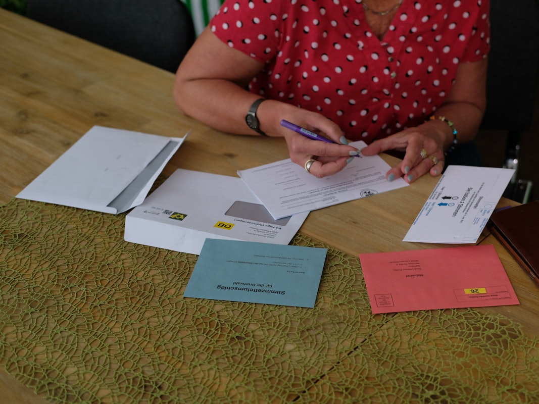 Bundestagswahl 2021: Cornelia Lüddemann (Grüne) füllt die Unterlagen für ihre Briefwahl aus.