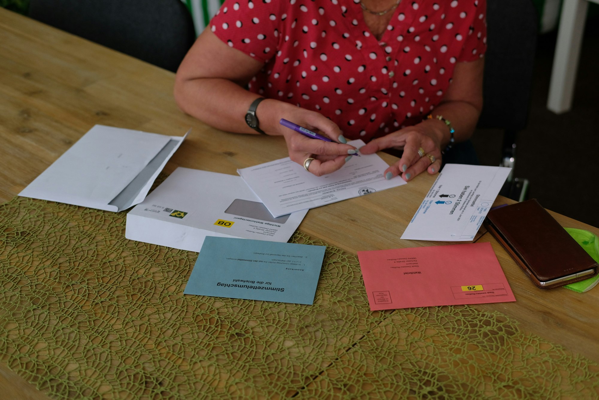 Bundestagswahl 2021: Cornelia Lüddemann (Grüne) füllt die Unterlagen für ihre Briefwahl aus.