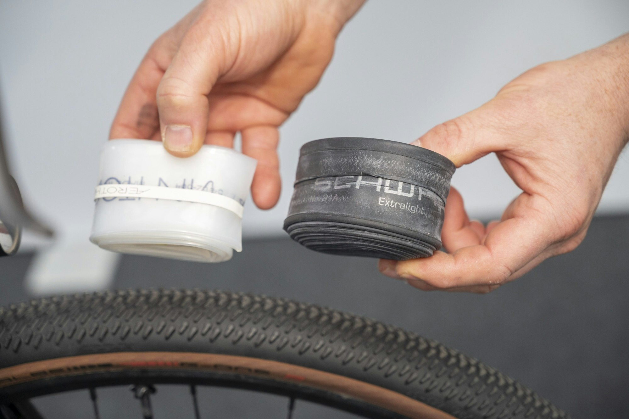 Robuster Gefährte: Moderne Reifen wie der G-One R für Gravelbikes sollen hohe Pannensicherheit bieten und sind auch für den schlauchlosen Einsatz vorbereitet.